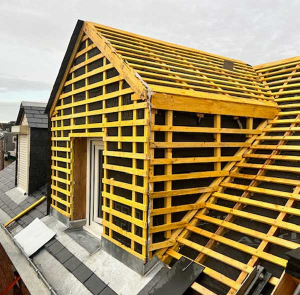 Charpente et traitement des bois - RICORDEL Couverture 91 : artisan charpentier couvreur en Île-de-France : L’Essonne (91), Le Val-de-Marne (94), Les Hauts-de-Seine (92), les Yvelines (78), Le Val-d’Oise (95), Seine-Saint-Denis (93), la Seine-et-Marne (77) : Pose de charpente : traditionnelle, à fermettes … du massif au lamellé-collé. Traitement des boiseries.  …Traitement des bois, boiseries charpente ...  intervention en Île-de-France