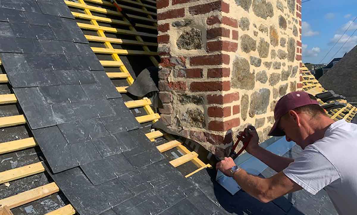 Travaux de couverture et zinguerie -  RICORDEL Couverture 91 : artisan couvreur en Île-de-France : L’Essonne (91), Le Val-de-Marne (94), Les Hauts-de-Seine (92), les Yvelines (78), Le Val-d’Oise (95), Seine-Saint-Denis (93), la Seine-et-Marne (77) : Travaux de couverture : rénovation de votre toiture et pose de couverture  :  tuile, ardoise et faîtage. Dépannage et intervention en urgence pour votre toit. réparation de fuite toiture. Pose de zinguerie : les gouttières, les chéneaux, les corniches, les bandes de rives, les abergements de cheminée …. Intervention en Île-de-France