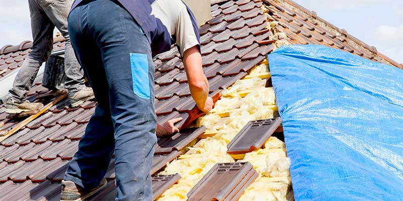 Travaux de couverture et zinguerie -  RICORDEL Couverture 91 : artisan couvreur en Île-de-France : L’Essonne (91), Le Val-de-Marne (94), Les Hauts-de-Seine (92), les Yvelines (78), Le Val-d’Oise (95), Seine-Saint-Denis (93), la Seine-et-Marne (77) : Travaux de couverture : rénovation de votre toiture et pose de couverture  :  tuile, ardoise et faîtage. Dépannage et intervention en urgence pour votre toit. réparation de fuite toiture. Pose de zinguerie : les gouttières, les chéneaux, les corniches, les bandes de rives, les abergements de cheminée …. Intervention en Île-de-France