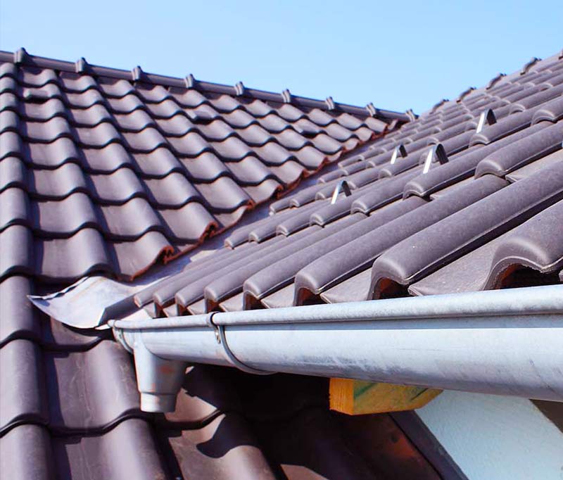 Travaux de couverture et zinguerie -  RICORDEL Couverture 91 : artisan couvreur en Île-de-France : L’Essonne (91), Le Val-de-Marne (94), Les Hauts-de-Seine (92), les Yvelines (78), Le Val-d’Oise (95), Seine-Saint-Denis (93), la Seine-et-Marne (77) : Travaux de couverture : rénovation de votre toiture et pose de couverture  :  tuile, ardoise et faîtage. Dépannage et intervention en urgence pour votre toit. réparation de fuite toiture. Pose de zinguerie : les gouttières, les chéneaux, les corniches, les bandes de rives, les abergements de cheminée …. Intervention en Île-de-France