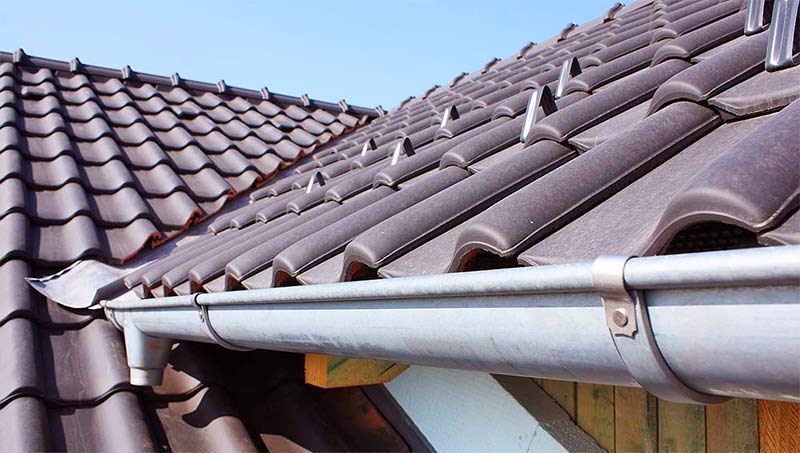 Travaux de couverture et zinguerie -  RICORDEL Couverture 91 : artisan couvreur en Île-de-France : L’Essonne (91), Le Val-de-Marne (94), Les Hauts-de-Seine (92), les Yvelines (78), Le Val-d’Oise (95), Seine-Saint-Denis (93), la Seine-et-Marne (77) : Travaux de couverture : rénovation de votre toiture et pose de couverture  :  tuile, ardoise et faîtage. Dépannage et intervention en urgence pour votre toit. réparation de fuite toiture. Pose de zinguerie : les gouttières, les chéneaux, les corniches, les bandes de rives, les abergements de cheminée …. Intervention en Île-de-France